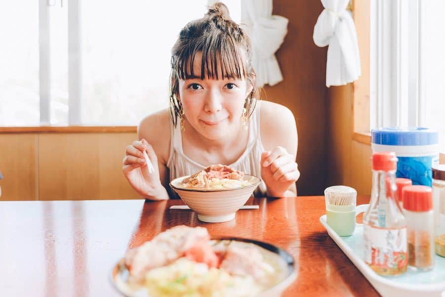 佐藤栞里さんのインスタグラム写真 - (佐藤栞里Instagram)「. ゼクシィを見てくださった方、 嬉しいメッセージありがとうございました！ 誌面には載っていないカットや ちょこんと載っているおまけカットです☺︎ やっぱり白いドレスは 憧れますね🥛✨」4月29日 21時52分 - satoshiori727