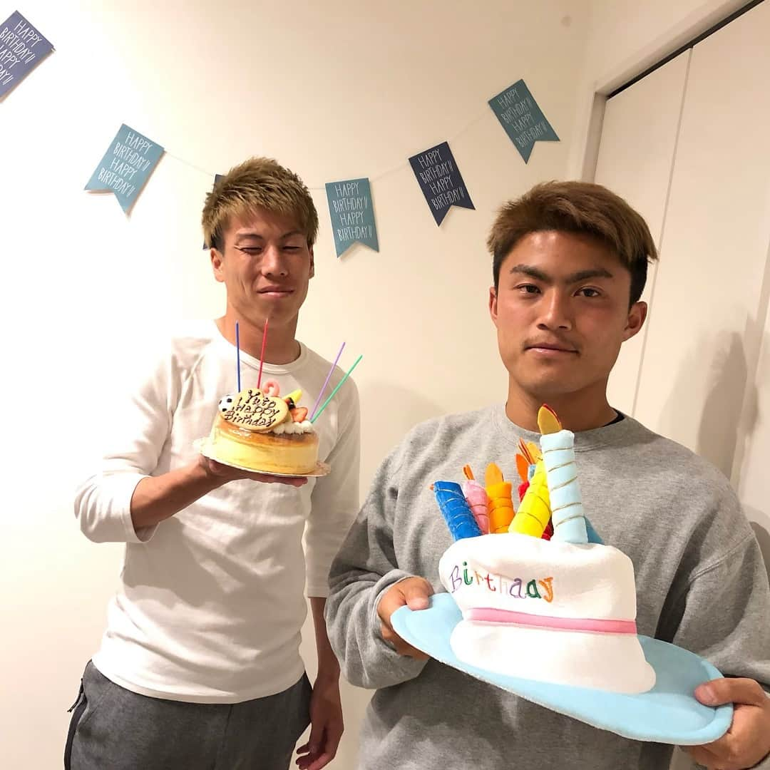 内田裕斗のインスタグラム：「24回目の誕生日を迎えました(^^) 沢山のメッセージ、プレゼント ありがとうございました！ これからも自分らしく 生きていきます(^^) #誕生日 #24歳 #チームメイト #表原玄太 #お祝いに #来てくれました #嬉しいです、笑笑 #次は勝つ」