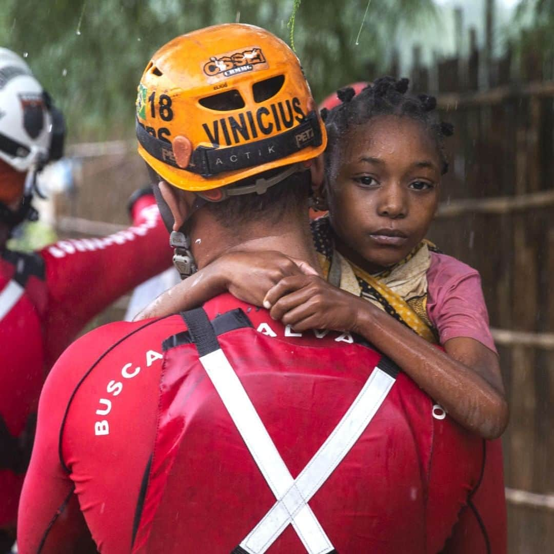 unicefさんのインスタグラム写真 - (unicefInstagram)「This little one was rescued by Brazilian firefighters in #Mozambique.  1m children already needed urgent aid in Mozambique after the first cyclone. An additional 368k children are at risk after #CycloneKenneth. We're on the ground, doing all we can to keep children and families safe. © UNICEF/UN0306047/De Wet @unicef_mozambique」4月29日 21時55分 - unicef