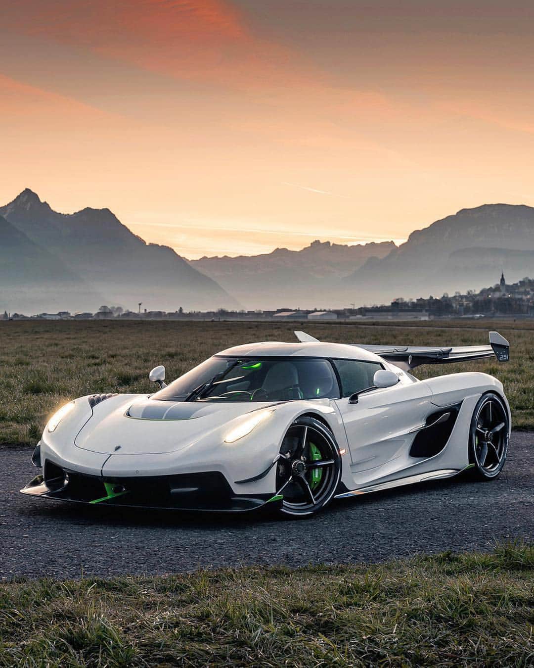 CARLiFESTYLEさんのインスタグラム写真 - (CARLiFESTYLEInstagram)「1600hp Koenigsegg Jesko by the Swiss Alps! How would you spec yours? Photo by @kenozache #carlifestyle @koenigseggautomotive」4月29日 21時56分 - carlifestyle