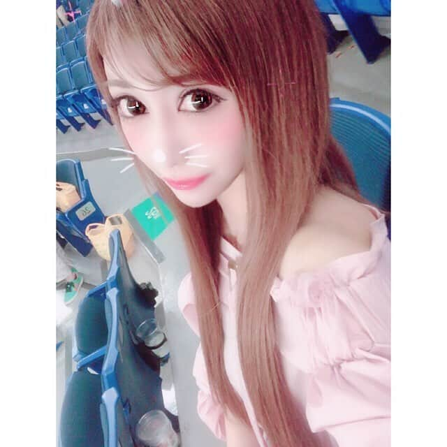 水輝聖羅のインスタグラム：「. . 先週💓💓💓 . @oothan0611_hairmakecintia . さんと東京ドームに野球観戦に行ったよーっ🥰💓💓💓 . . ゆうこさんガチのカープ女子だから、せいらに一生懸命野球のルールおしえてくれたあっ🙈♥️♥️🌈🌈w . . 生のスポーツ観戦わやっぱり迫力があって楽しいね〜っ🥺🥰♥️♥️♥️ . . 歌舞伎でヘアメなら . @hair_make_cintia . 上手だからおすすめだよぉっ🙈♥️💓♥️✨ . . せいらもキャバ嬢時代ずっとお世話になってた今もお世話になってる尊敬できる女社長ゆうこさん🐰💓🌸💓 . . また一緒に行きましょーねん🙈♥️⚾️♥️♥️ . . 今年わソフトバンクとカープを一生懸命応援したいと思いますっ🥺🥰💓♥️💓♥️ . . 明日わ平成最後の日..😌💓💓💓💓 . . #東京ドーム #Tokyodome #野球観戦 #野球 #野球女子 #福岡ソフトバンクホークス #ソフトバンクホークス #ソフトバンク #福岡 #広島東洋カープ #広島カープ #カープ女子 #広島 #スポーツ観戦 #スポーツ #応援 #トップス #eimyistoire #eimy #エイミー #エイミーイストワール #カチューシャ #miumiu #ミュウミュウ #キラキラ #ピンクの日 #ピンク #pink #明日 わ #平成最後の日 . 🐰💓⚾️🌸🐰💓⚾️🌸🐰💓⚾️🌸🐰💓⚾️🌸🐰💓⚾️🌸🐰💓⚾️🌸🐰💓⚾️🌸🐰💓⚾️🌸🐰💓」