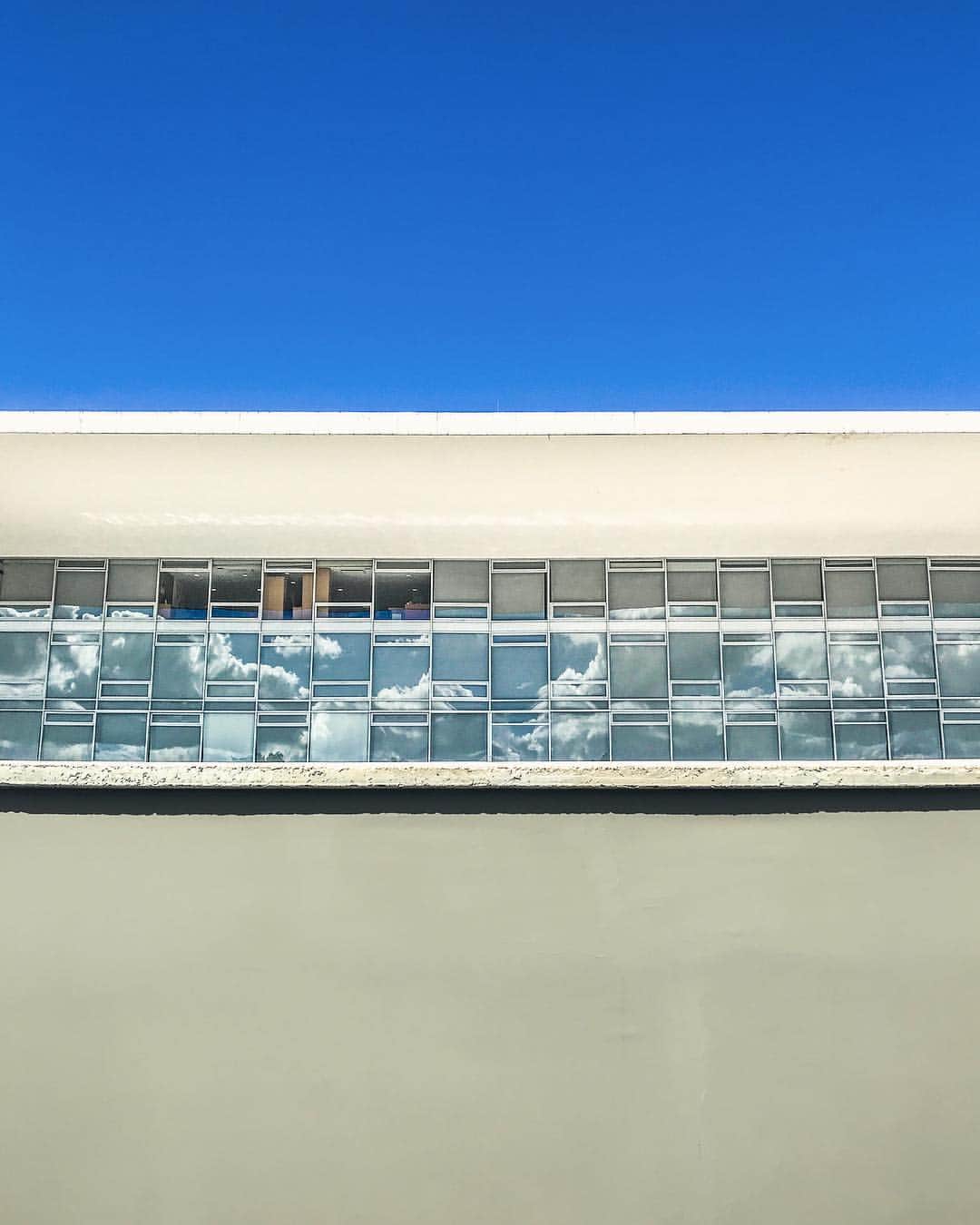 ジルマ・ルセフさんのインスタグラム写真 - (ジルマ・ルセフInstagram)「TEXTURAS DO PLANALTO As janelas do Palácio do Planalto em contraste com o céu muito azul de Brasília . #Brasil #Brasília #oscarniemeyer」4月29日 22時07分 - presidenciadobrasil