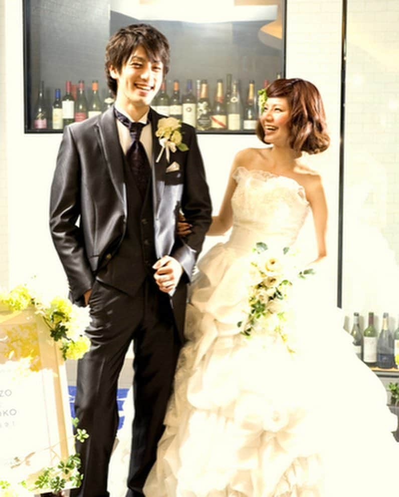 畑有里紗さんのインスタグラム写真 - (畑有里紗Instagram)「今日で結婚して半年記念💍 付き合ってから5年半が経ちました！！ カップルの頃から特に変わったことはないけど、 夫婦になってからの方が 絆がより深くなって仲良いかもしれない（＾_＾） 生活している中で翔ちゃんと結婚してよかったなぁと思う瞬間がたくさんある！！いつもありがとう♡ . . 出会いについて、これまでコメントや DMいただくことが多かったので これを機に書いてみようかなぁと＾＾ . 2013年 まだふたりとも関西で生活していた頃 私がゼクシィnetの撮影で 京都の鴨川沿いの二次会が出来る レストランへ撮影に行ったときに 先方の方がメンズモデルを呼んでいなくて 知り合いから連れて来られてたのが翔ちゃんでした^ ^ 翔ちゃんはモデルのお仕事をしていたわけではなく、 その時が初めての撮影でいきなり夫婦役をすることに(笑) しかも向かい合わせで笑うシーンとかばっかりで 写真撮られるの苦手やから固まってた🤣 朝から夜までの長丁場の撮影で待ち時間が長かったので控え室で2人でいることが多くていろんな話したな(^^) 休憩はヘアメイクさんと３人でラーメンを食べに行って行きたい国の話とかしてたの覚えてる😊 (そのヘアメイクさんとはそれ以来やからもし結婚したことを知ったらびっくりするやろうなぁ笑) スタッフさんみんなと撮影のオフショットを共有する グループラインでラインを交換することになり その日を機に連絡を取るようになりました！ もちろんお仕事の際に出会う人を 恋愛の目線でみたりすることはないけど 翔ちゃんが一般職で全然関係ない仕事やったからこそこうゆう出会い方でもありやと思えたのかも＾＾ その後、翔ちゃんからデートのお誘いを受けて 神戸と京都をお互い案内しあったり 大阪でデートを重ねて 2013年10月29日に交際をスタートしました！ 新郎役に翔ちゃん以外の人が来る可能性もあったみたいで、私がモデルのお仕事をしてなかったら出会えてもないし、いろんな偶然が重なったけど翔ちゃんに出会えてほんまに良かったなって思う！！！ . . 1枚目は今年 @marryme_photo_official の 撮影で撮ったもの💐 最近ついにサイトオープンしたそうです！！ その当時の撮影データは 記念に持っているので2枚目に載せておきます＾＾ (約6年前なのでふたりともかなり若いし 写真の色味などにも時代を感じる 笑) . 付き合ってすぐ1年間は 東京と神戸で遠距離もしたけど まさかその数年後には 本当の夫婦になっているとは！！！笑 . 翔ちゃんはほんと自慢の旦那さんです☺️ . 長くなってしまったけど 読んでくれた方ありがとうございました😇 結婚式まで半年切ったから 2人で準備がんばろうと思います❤️ . @sho_arii.wedding  #結婚#夫婦#5年半記念日#結婚式準備中 #出会い#カップル#関西夫婦#プレ花嫁 #馴れ初め#旦那さん#いつもありがとう #ありーとしょーちゃん」4月29日 22時07分 - arii_m36