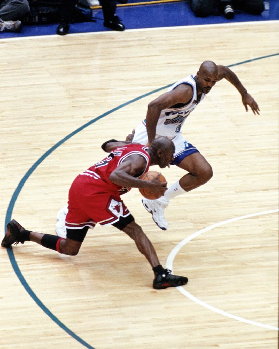 Nice Kicksさんのインスタグラム写真 - (Nice KicksInstagram)「Did MJ push off? ✋ #MJMondays 📷 Scott Winterton/NBAE via Getty Images」4月29日 22時02分 - nicekicks