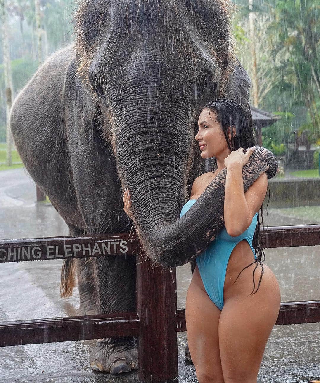 Aylen Aのインスタグラム：「I don’t want to let go...I’m over here asking if I can take her home with me 😢」