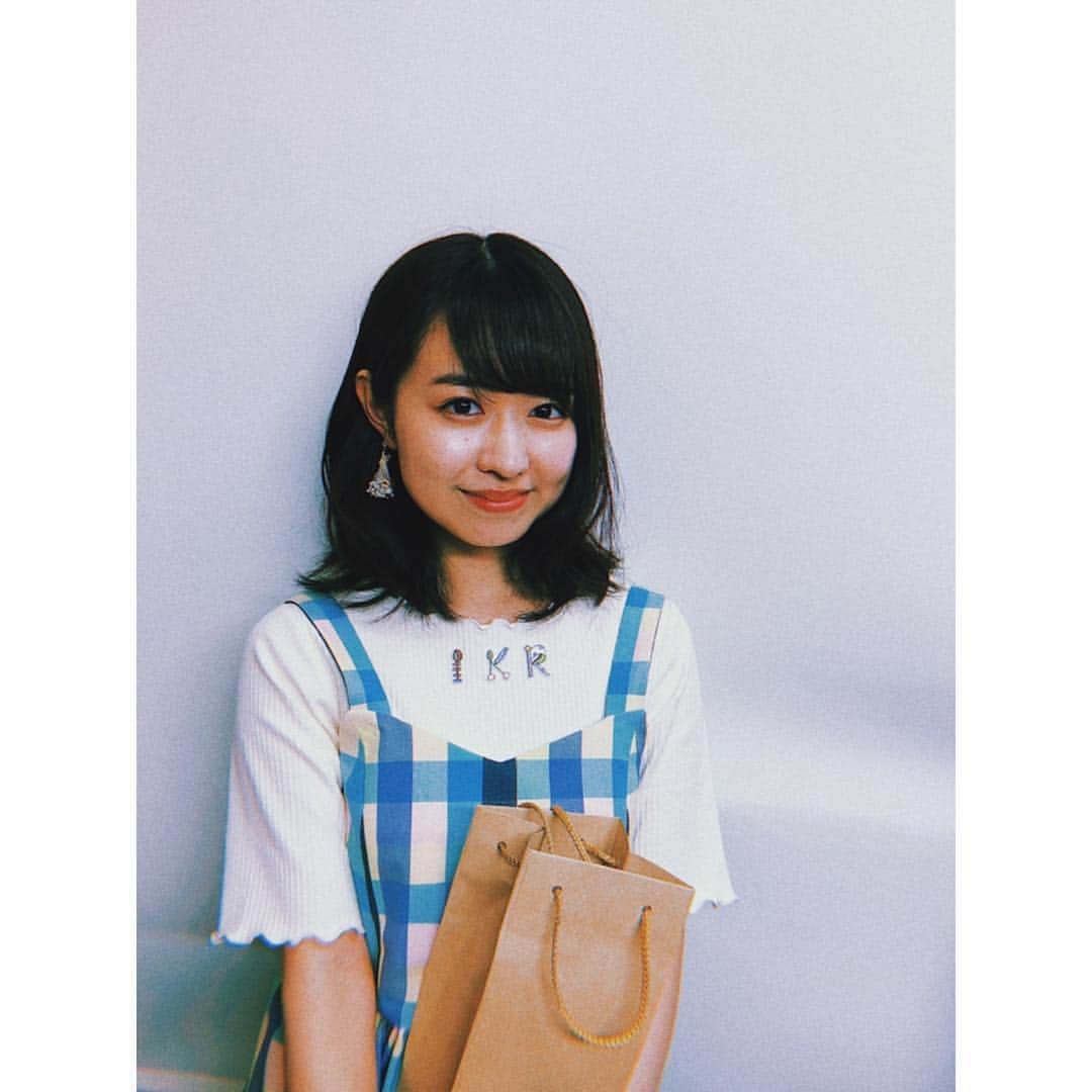 中塚智実のインスタグラム：「いくらちゃんのLIVEへ。  彼女のLIVEに行くのは久しぶりで、 相変わらずキラキラしていて、 今回もがっしり胸を掴まれました🥺  歌声も、歌う姿も、ゆるふわなMCも(笑) とってもとってもキュートで… この活動をしている彼女を応援したいと、 心から思いました🌹  ひとりでできるもんは見ていたし、 てれび戦士になりたかった私には、 彼女はいつまでたっても憧れの存在。  そんな人の、曲の顔ともなる CDのジャケットを撮れたなんて 奇跡に違いない💫  物販で並んでるのみてひとりにやけました。 すごく誇らしい気持ちになれたよ。  いくらちゃん、ありがとう🙏  あ〜〜〜🤦🏻‍♀️🌼 ほんとにかわいかったし、 楽しくてハッピーな気持ちになれるLIVEでした。」