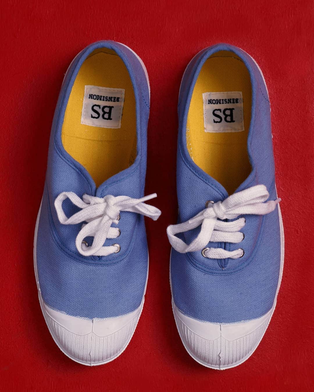 ベンシモンのインスタグラム：「- Les années 1990 -  La tennis Bensimon édition 1995 prend de la couleur à l’intérieur et à l’extérieur. 🇬🇧 - 1990's - The 1995 edition of the Bensimon tennis sneaker had color inside and outside. #bensimon40 #bensimonanniversary」