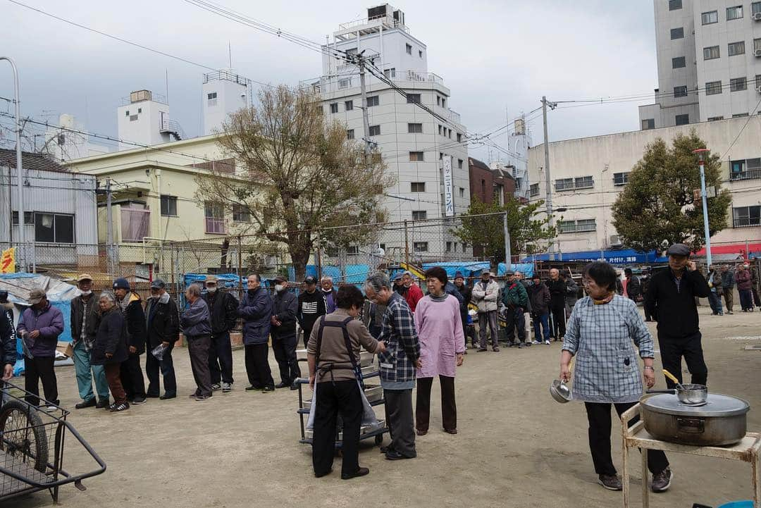 Q. Sakamakiさんのインスタグラム写真 - (Q. SakamakiInstagram)「Kamagasaki (Portrait) Series: captions— 1) Policemen subduing a man due to his street fighting. 2) Soup kitchen. 3) Kazuya Shimamoto, 66, hangs with pigeons, as he often loves to do so rather than humans. 4) Men playing a "shogi" game. 5) A monumental site for a man who died alone at a roadside, called as “ikidaore.” Such roadside death is a sort of common in Kamagasaki. 6) Street party tributing to their friend who died alone in the tiny apartment and were found days later. Kamagasaki, Osaka, shot in March, 2019. Kamagasaki is often called as the worst slum and/ or the most dangerous place in Japan. Yet many of them are so friendly and naive. So this time for many images, I have taken so at least somehow. However, it is true that many of Kamagasaki residents love the drinking so much and often tend to take the street fighting. Also there is an open secret — many residents, so many of them retirees, who live in poverty, are often exploited in their welfare system, even jobs, by middle-men, local government’s corruptions and/ or Yakuza, Japanese mafia. So, in addition to the friendly images, I will show Kamagasaki in the so-called typical reportage style as well. #kamagasaki #qs_kamagasaki #osaka #japan」4月29日 22時05分 - qsakamaki