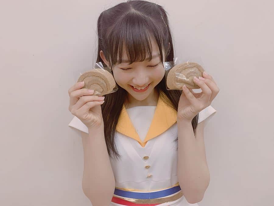 夏川愛実のインスタグラム：「ㅤㅤㅤㅤㅤㅤㅤㅤㅤㅤㅤㅤㅤ ㅤㅤㅤㅤㅤㅤㅤㅤㅤㅤㅤㅤㅤ  妙香園の ほうじ茶ロールケーキ…💓 ㅤㅤㅤㅤㅤㅤㅤㅤㅤㅤㅤㅤㅤㅤㅤㅤㅤㅤㅤㅤ 30個限定らしいです、ラス1だったみたいです、 ファンの方にいただきましたうれしい…🥺💓 ㅤㅤㅤㅤㅤㅤㅤㅤㅤㅤㅤㅤ ほうじ茶クリームがふわっっふわで びっくりした！！！おいしすぎた！！！ ㅤㅤㅤㅤㅤㅤㅤㅤ ㅤㅤㅤㅤㅤㅤㅤㅤㅤㅤㅤㅤㅤㅤㅤㅤㅤㅤㅤㅤ #妙香園#ほうじ茶ロールケーキ#ほうじ茶ケーキ #ほうじ茶スイーツ#ほうじ茶#ほうじ茶味 #和スイーツ#ほうじ茶星人#ほうじ茶クリーム ㅤㅤㅤㅤㅤㅤㅤㅤㅤㅤㅤㅤㅤㅤㅤㅤㅤㅤㅤㅤㅤㅤ ㅤㅤㅤㅤㅤㅤㅤㅤㅤㅤㅤㅤㅤㅤㅤㅤㅤㅤㅤㅤㅤㅤㅤㅤ」