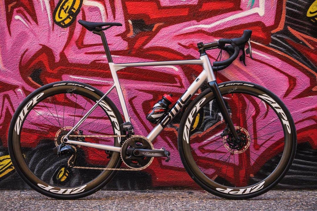 Zipp Speed Weaponryさんのインスタグラム写真 - (Zipp Speed WeaponryInstagram)「How’s this for a road setup? #ZippSpeed #etapaxs #forceaxs #zippservicecourse #zipptangente @ride_bmc 📷 @viktorfotomaker」4月29日 22時11分 - zippspeed