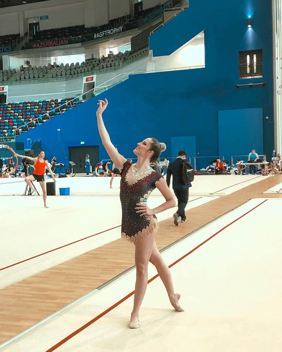 ナターリア・ガウジオさんのインスタグラム写真 - (ナターリア・ガウジオInstagram)「Última etapa da viagem concluída com sucesso, Copa do Mundo de Baku - Azerbaijão! Depois de 1 mês fora e de 3 Copas do Mundo, estamos voltando para casa. A única coisa que consigo fazer é agradecer... Por ter mais essa oportunidade incrível, pela experiência, pela vivência, pelos aprendizados, por tudo!! Foram dias incríveis que vivemos e meu coração transborda gratidão!! Nessas horas que paro, penso, olho a minha volta e tenho certeza que esse é o meu mundo, esse é o meu lugar e onde sou feliz!! Lógico que bate a saudade de casa, da família, dos amigos... Mas o coração também fica apertado de ter que voltar pra “realidade”, depois de viver imersa no universo da ginástica 24 horas por dia durante 1 mês... Com certeza esses dias farão falta!! Eu acredito que pra todo atleta de alto rendimento é assim... a gente se entrega de corpo e alma, vive o esporte 100% e ele vira parte de nós, o esporte é o que nos move, a adrenalina, a vontade de se superar e evoluir dia a dia, de treinar, de lutar e de vencer, essas sensações são indescritíveis. O textão foi inevitável, pois foram muitas emoções e experiências durante essa maratona de competições, e agora estou pronta pra voltar pra casa realizada por ter iniciado essa temporada com bons resultados e ótimas expectativas pros próximos desafios!! Sinto que nesse mês eu cresci e aprendi muito e assim seguimos sempre buscando mais e mais, firme nos nossos objetivos e metas!! Quero agradecer a todos que mesmo de longe me acompanharam e torceram por mim em todas essas etapas e que enviaram tantas energias positivas, o carinho de vocês é essencial pra mim!! Em um coração onde mora a gratidão, também habitará sempre a felicidade... Obrigada Deus!! 🙏🏼✨🤸🏼‍♀️😍💪🏼🇦🇿👋🏼❤️ #byebye #baku #azerbaijan #love #rhythmicgymnastics #worldcup #focus #goals #flexibility #determination #happiness #gratitude #thankful #cbg #caixa #cob #timebrasil #samp」4月30日 9時12分 - natigaudio