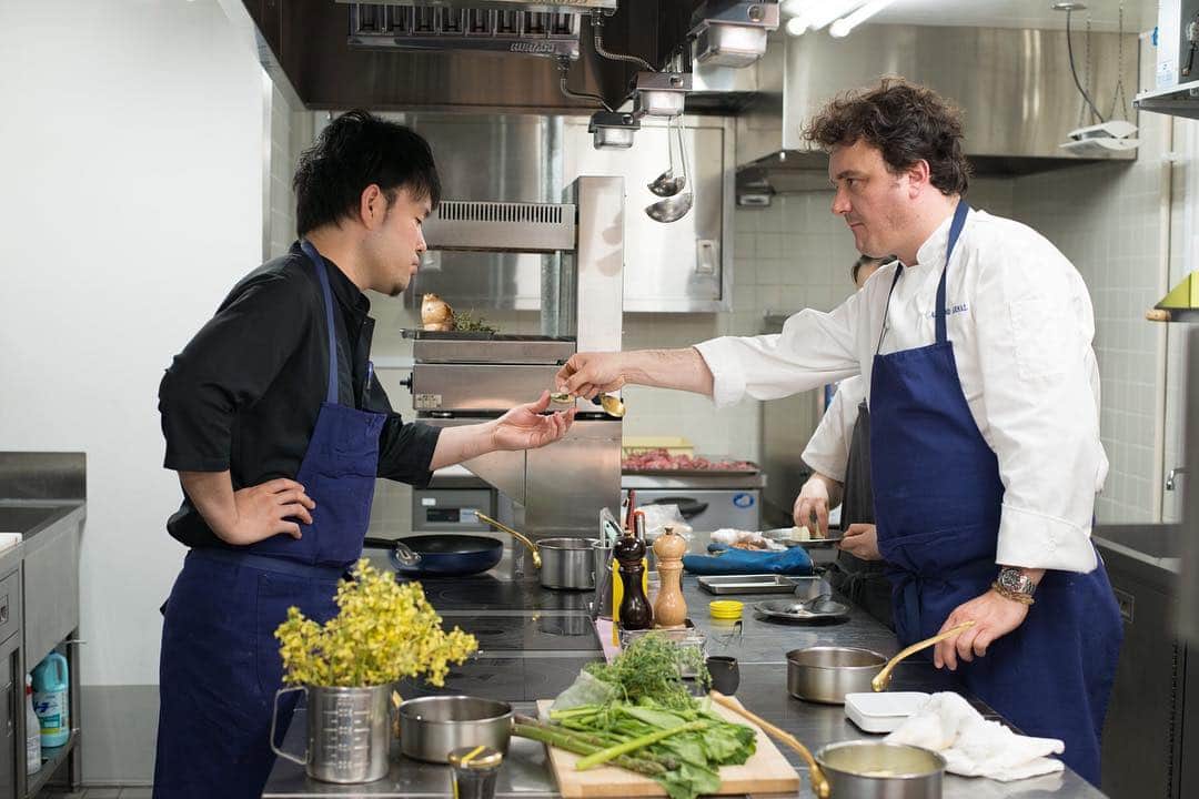 メゾン・プルミエール アット ロビンズさんのインスタグラム写真 - (メゾン・プルミエール アット ロビンズInstagram)「🌱5月5日ギフトイベント情報🌱 大好評のSHOKU Festa、 第3弾も なんと @maison.premiere で開催！  今回も他にはないスペシャルなコラボレーションで 試食・試飲・体験をご用意しております。  ロゼシャンパン、 シェフ特製アペリティフ体験や 結婚式やレストランで使用しているフランスの手焼き食器のjars 海老原ファームの新鮮野菜コーナー フェルミエのナチュラルチーズ、  皇室の結婚式で振る舞われたワインや 黒龍など数ブランドの日本酒の試飲、 Tiffany @tiffanyandco  baccarat @baccarat  sghr @sghr_sugahara  Aesop @aesopskincare  などなど、、✨ ここには書ききれないほど！ 素敵な結婚式の引き出物や ワンランク上の贈り物(誕生日、結婚祝い、引越し祝いなど)を見つけましょうっ！  食に興味がある方はもちろん、 プレゼントを探している方、参考にしたい方、 日々の暮らしにプラスワンアイテムを探している方など どなた様もご自由にご参加いただけます◎ . 🌿5月5日(土)  ① 11:00〜13:00  ② 15:00〜17:00  参加費3000円 前回からさらにパワーアップし 有名ブランドや商品も多数出店予定です。 普段の生活に、新たな彩りを✨ . ご予約、お問い合わせは ☎︎03-3710-4122 ( @maison.premiere トップページから発信も可能 ) 📩ebisu@prior.co.jp( @maison.premiere トップから発信も可能) . . 🌱 May 5th Event Information 🌱 . @shokufesta0505 ... . Dear everyone who is finding gifts...✨ . . We decided to hold a food festa called "SHOKU Festa" in @maison.premiere that earned a lot of good reputations before. . This theme is 【 #food 】. Let's find wonderful gifts for ur guests whom you invite in a wedding party!!! . . 🌿May.5th(Sarturday) ① 11:00〜13:00  ② 15:00〜17:00 . . Rose champagne and aperitif experience & fresh vegetables corner, tasting wine & Japanese SAKE, Tiffany @tiffanyandco  baccarat @baccarat  sghr @sghr_sugahara  Aesop @aesopskincare ....etc . We gonna show a lot of popular brands & products, and it has more power and makes your life colorful✨ . . Reservation & contact is below. ⇩ ☎︎03-3710-4122  #プロポーズ #婚約  #顔合わせ  #ミシュランガイド #料理 #シェフ #ミシュラン #式場探し  #結婚式準備  #結婚式レポ  #中目黒  #代官山  #恵比寿  #wedding #メゾンプルミエール #結婚式 #プリオコーポレーション  #お洒落さんと繋がりたい  #式場見学 #イベント  #写真好きな人と繋がりたい  #フォトジェニック #2019秋婚  #2019冬婚  #全国のプレ花嫁さんと繋がりたい  #ブライダルフェア #恵比寿結婚式」4月30日 9時05分 - maison.premiere