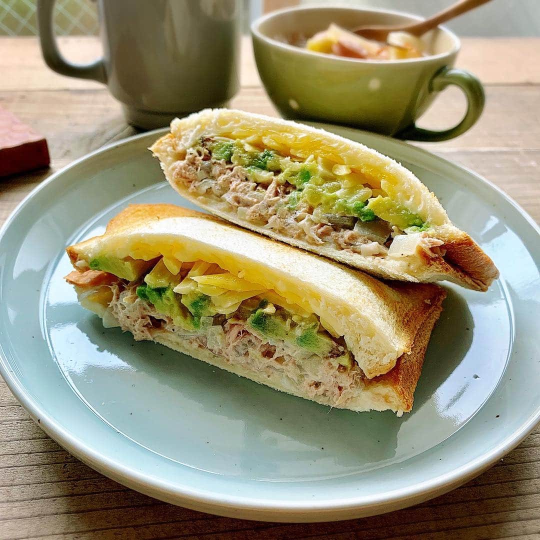 aya*** さんのインスタグラム写真 - (aya*** Instagram)「2019.4.30 Tuesday * * 平成最後の朝ごはんはアボカド入りのツナメルト♩ ゴールデンなウィークは 次男の胃袋を満たすべく 一層台所に 篭っとりますが、珍しく占いのお声掛けをいただいて  今話題の占いアプリMIROR @miror_jp で今年の運勢を 占っていただきました！ * 鑑定によると 今年は転換期だそう、、、 細かく書かれた鑑定結果を読むと、あ〜なるほどね〜と、 思い当たる節が多々あってビックリ😂 * MIRORは500円から鑑定してもらえるアプリで チャット形式で 気軽に相談できます♩ 占ってもらう先生や ジャンルも自分で選べれるんで 気になる方は覗いてみてくださいね😊 * #MIROR#PR#インターネット占い館MIROR #instafood#foodpic#igersjp#locari#japanese food#フーディーテーブル#ホットサンド#グリルホットサンドメッシュ  #朝ごはん#朝ご飯#朝食#朝ごパン#クッキングラム#おうちごはん#料理#暮らし#日々#日々の暮らし#おうちごはんLover」4月30日 9時06分 - aya_aya1128