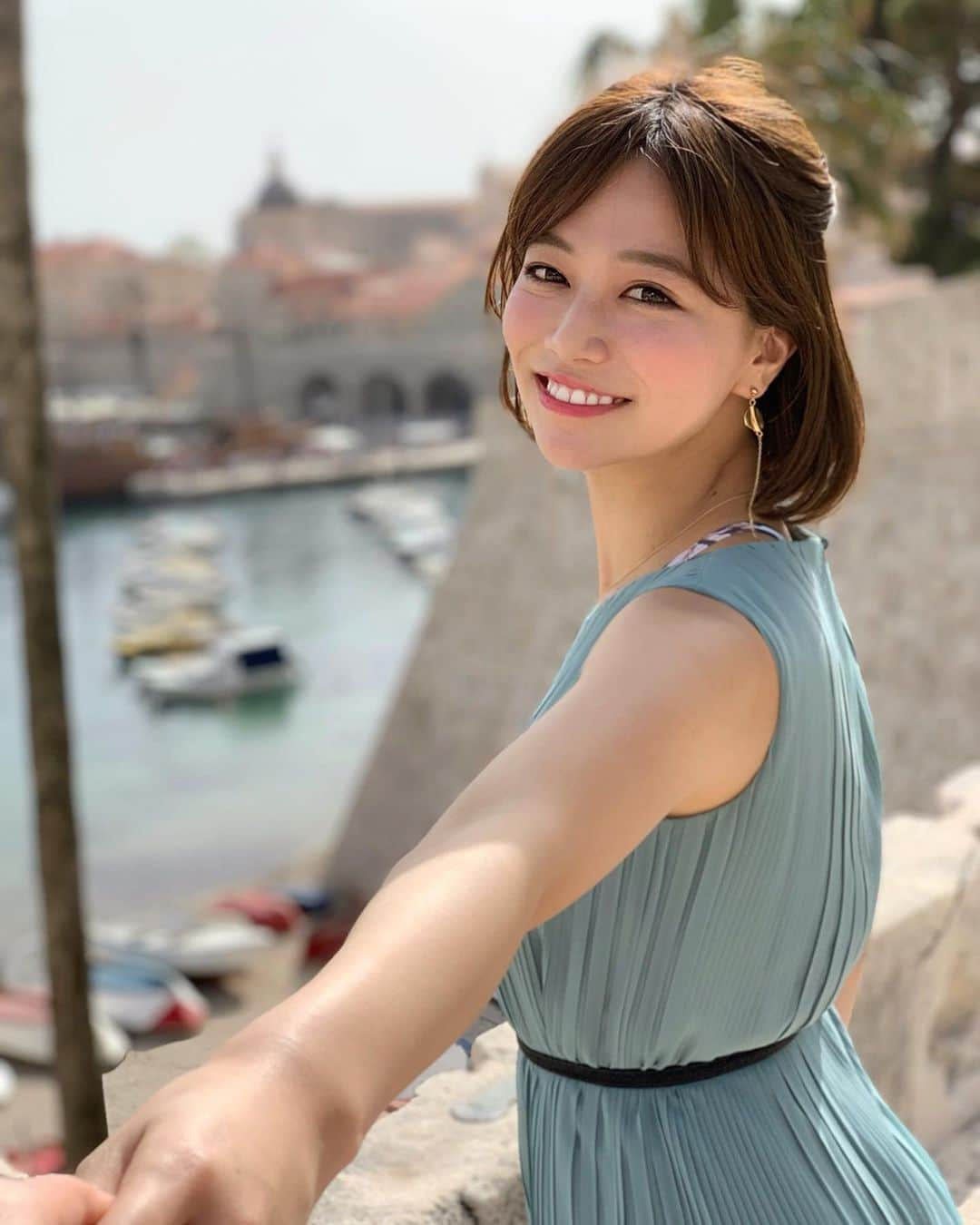 石井里奈さんのインスタグラム写真 - (石井里奈Instagram)「おはよん😘🇭🇷 . アドリア海の真珠と言われた港町、ドゥブロヴニク🥺✨💕で、 . #彼女とデートなうに使っていいよ シリーズ🥰❣️笑 . アドリア海の綺麗なエメラルドグリーンの海に合わせてグリーンのドレスを👗💕 . 昨日の投稿でもきてたもの🙆‍♀️みんなから可愛いってコメントもらえて嬉しかったな🥰💕 . 旅行先に合わせて、ファッションを変えるの旅行の楽しみのひとつ😘❤ . アラサーなのに痛いかもしれないですが、こうゆうキャラなので許してね🥺🙏❤️ . #クロアチア #クロアチア旅行 #クロアチア観光 #croatia #dubrovnik #ドゥブロヴニク #resort #リゾート #港 #sea #海 #海外旅行 #旅行 #travel #trip #トラベル #女子旅 #ヨーロッパ #europe #ゴールデンウィーク #gw #happy #smile #town #アドリア海 #アドリア海の真珠 #fashion #ファッション #コーディネート」4月30日 9時09分 - ri7tin1025