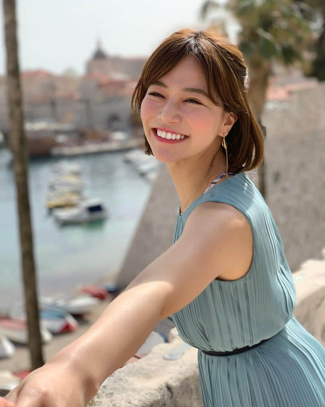 石井里奈さんのインスタグラム写真 - (石井里奈Instagram)「おはよん😘🇭🇷 . アドリア海の真珠と言われた港町、ドゥブロヴニク🥺✨💕で、 . #彼女とデートなうに使っていいよ シリーズ🥰❣️笑 . アドリア海の綺麗なエメラルドグリーンの海に合わせてグリーンのドレスを👗💕 . 昨日の投稿でもきてたもの🙆‍♀️みんなから可愛いってコメントもらえて嬉しかったな🥰💕 . 旅行先に合わせて、ファッションを変えるの旅行の楽しみのひとつ😘❤ . アラサーなのに痛いかもしれないですが、こうゆうキャラなので許してね🥺🙏❤️ . #クロアチア #クロアチア旅行 #クロアチア観光 #croatia #dubrovnik #ドゥブロヴニク #resort #リゾート #港 #sea #海 #海外旅行 #旅行 #travel #trip #トラベル #女子旅 #ヨーロッパ #europe #ゴールデンウィーク #gw #happy #smile #town #アドリア海 #アドリア海の真珠 #fashion #ファッション #コーディネート」4月30日 9時09分 - ri7tin1025