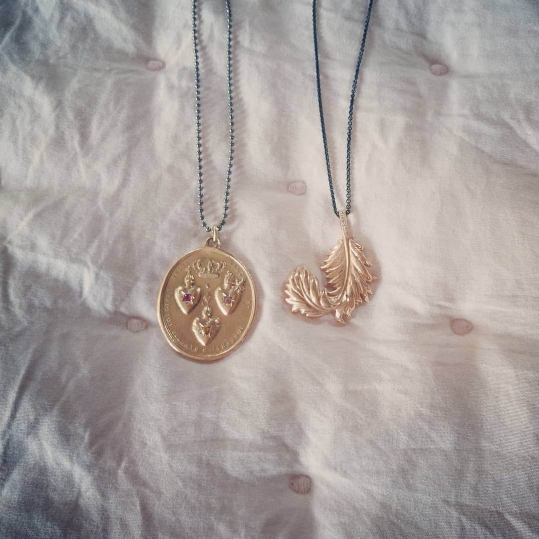 キャサリン ミッシェルさんのインスタグラム写真 - (キャサリン ミッシェルInstagram)「Mother's Day is approaching fast. Give yo mama an amulet she will wear everyday . On the left : Wild 1. Rose gold with sapphire. On the right : Spogliati. Rose gold with diamond . Both on long silver black rhodium chains. Also available with rose gold chains. #dreamy #maman #mothersday #mum #amulet #luxury #love #wildatheart  #rosegold #feather #light #lightworkers #diamond #give #healer #ohana」4月30日 9時09分 - catherinemichiels