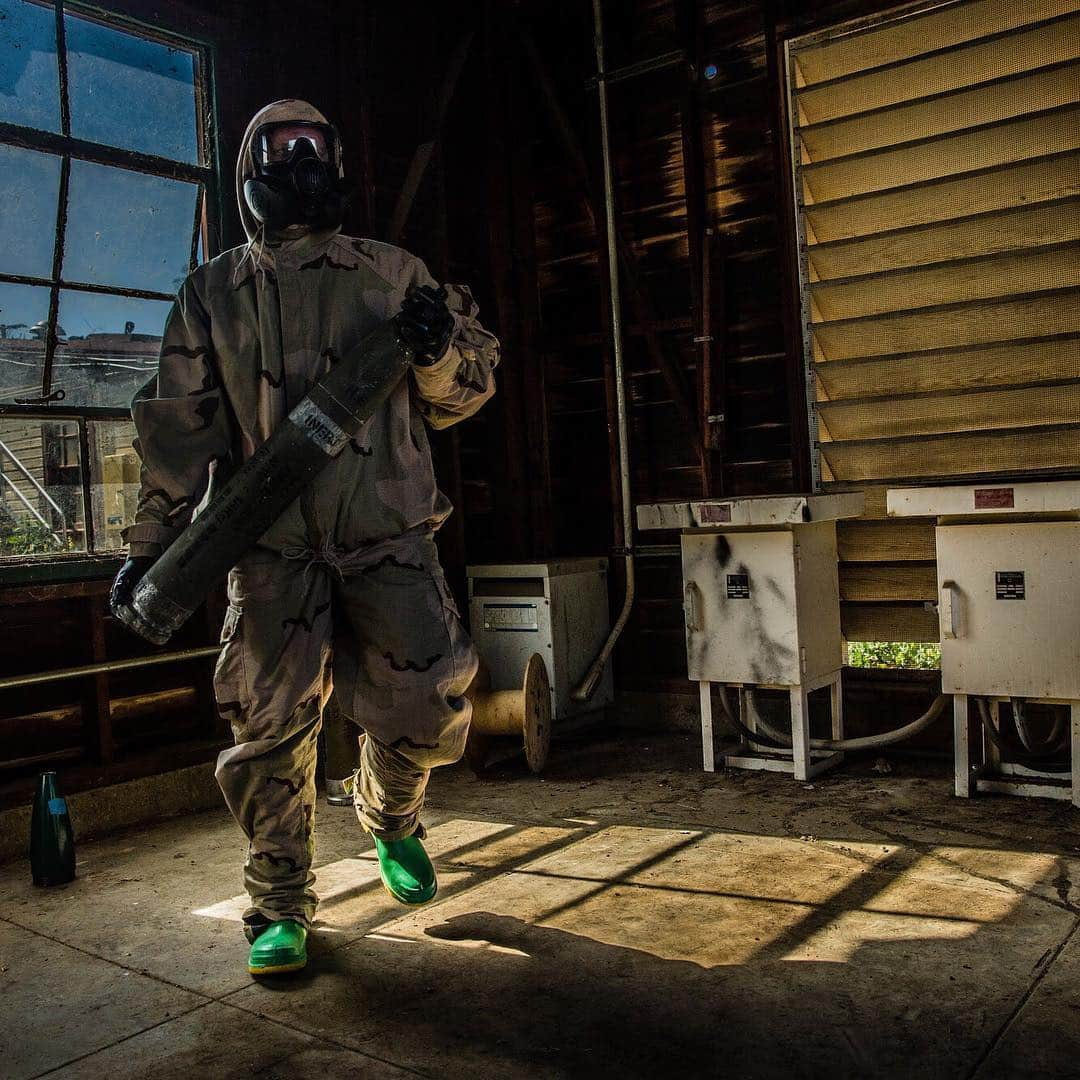 アメリカ海兵隊さんのインスタグラム写真 - (アメリカ海兵隊Instagram)「Toxic  A Marine Explosive Ordnance Disposal technician with @1stmlg_marines removes a contaminated ordnance in order to decontaminate it at Camp Pendleton, California, April 17, 2019. (U.S. Marine Corps photo by Cpl. Quentarius Johnson)  #Marines #Toxic #USMC #MarineCorps #Military #EOD #Explosives #Contaminate #Decontaminate #Yut #MLG #DevilDog」4月30日 9時10分 - marines