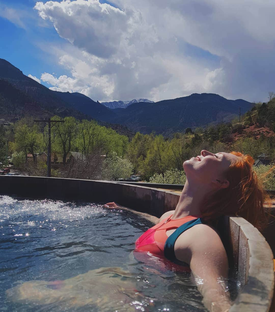 ティファニー・ザホースキさんのインスタグラム写真 - (ティファニー・ザホースキInstagram)「Sizzling in the sun...☀️⛰🔥 Thank you @sunwaterspa for the relaxing & healing soak after a great week of work..❤ 📸@jonathan_guerreiro91 😘」4月30日 7時38分 - tiffytaz