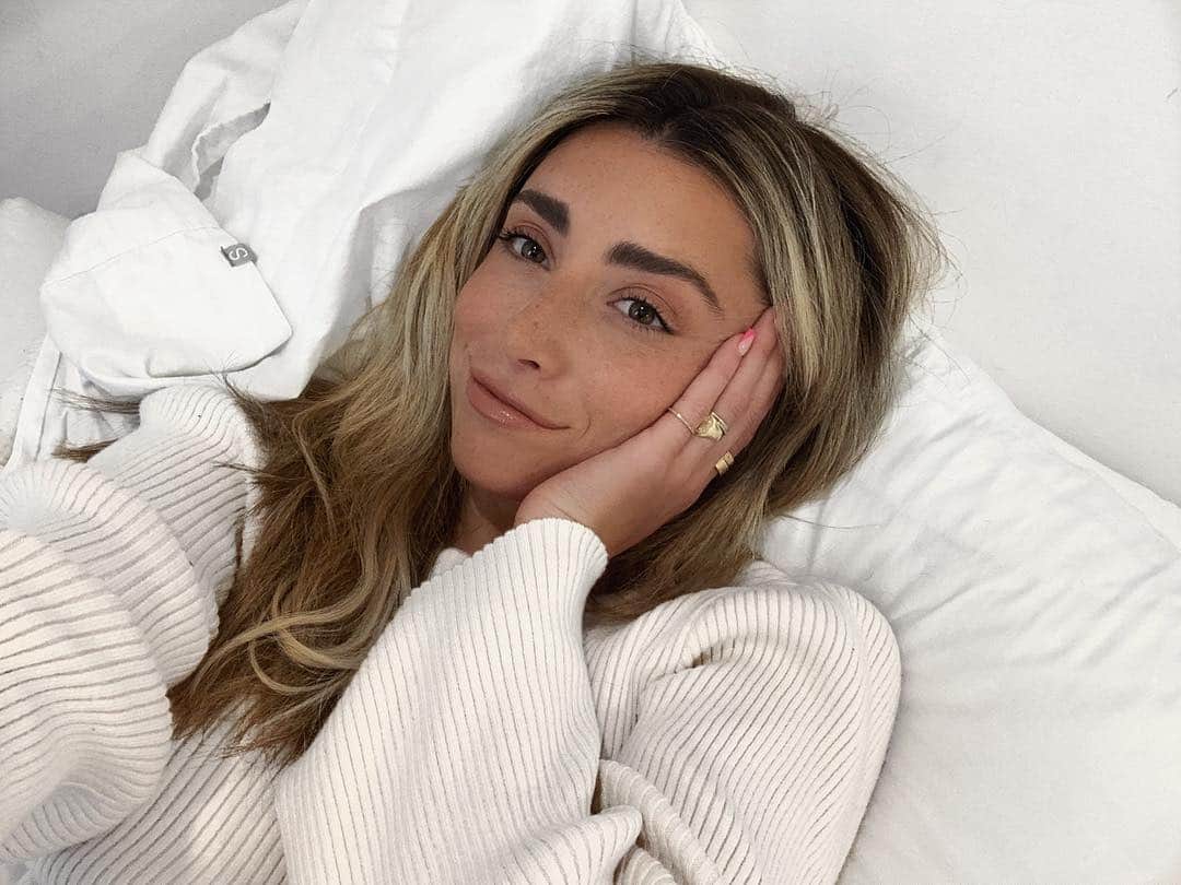 のインスタグラム：「This is NOT a drill, the only pillowcase & sheets I sleep on 💫 I found @silvon and was obsessed that they’re organic cotton and woven with pure silver that resist harmful bacteria and promote healthy skin so your pillow case DOESNT make you break out and always feels FRESH and CLEAN. They feel like heaven and you don’t have to worry about any lingering bacteria. They are my best find yet 🙌🏻 YOU’RE WELCOME!」