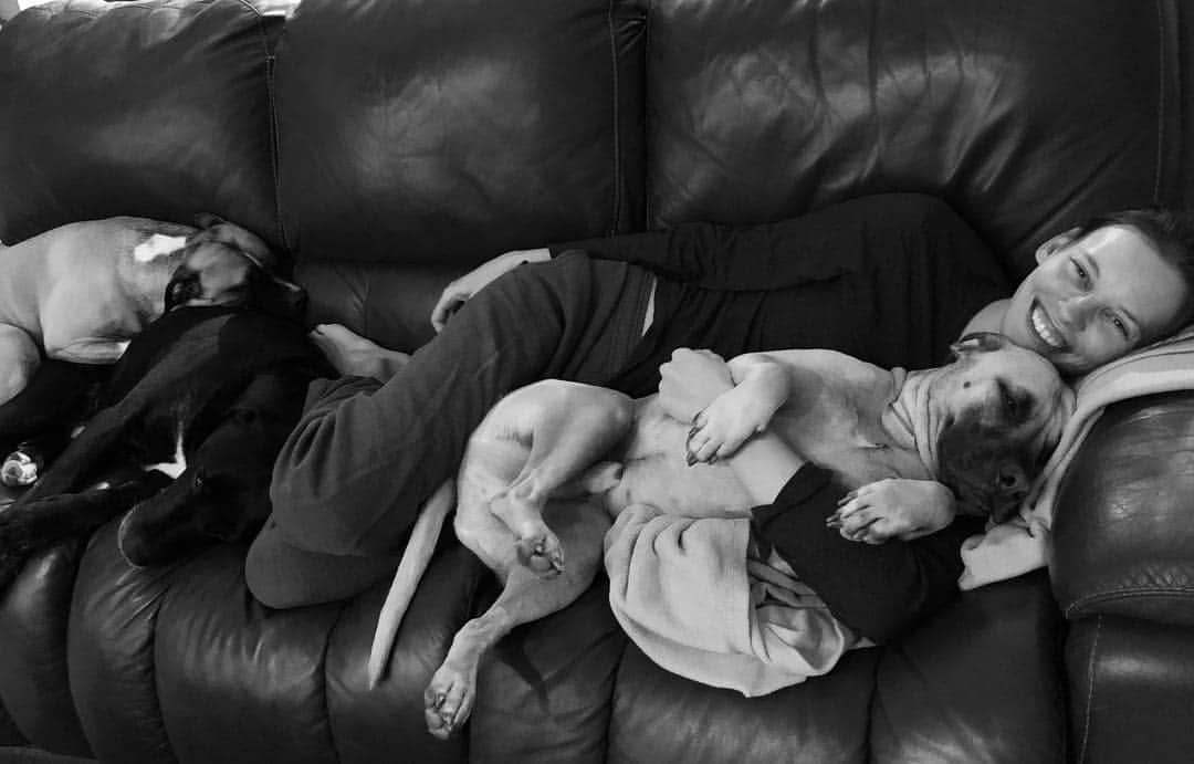 アマンダ・マーフィーさんのインスタグラム写真 - (アマンダ・マーフィーInstagram)「Holding down the couch #Sunday #GOT」4月30日 7時50分 - amandajeanmurphy