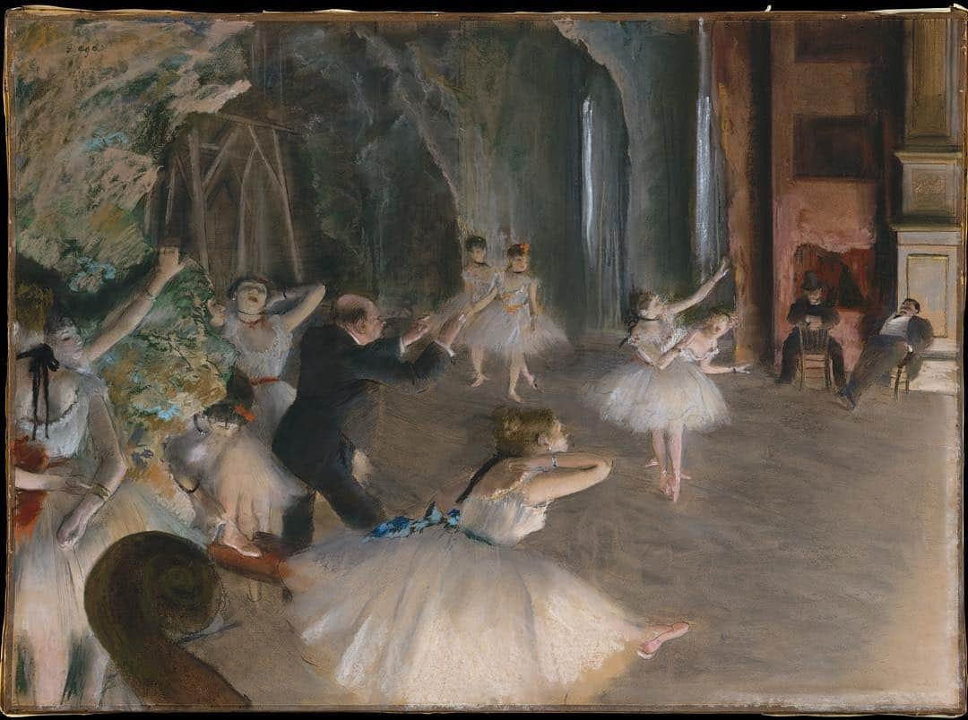 メトロポリタン美術館さんのインスタグラム写真 - (メトロポリタン美術館Instagram)「⁣Twirling the night away with Degas on #InternationalDanceDay. 💃 There are three similar versions of this scene, and their precise relationship has bedeviled scholars for decades. The largest, painted in grisaille (Musée d’Orsay, Paris), appeared in the first Impressionist exhibition in 1874. The two others, tentatively dated the same year, are in #TheMet's collection. 👆This first painting probably preceded the second one in pastel (swipe 👉) which is more freely handled. Both works were executed over an ink drawing on paper, an unusual practice for Degas. ⠀ ⠀ 🎨 Edgar #Degas (French, 1834–1917). (1) The Rehearsal of the Ballet Onstage, ca. 1874. (2) The Rehearsal Onstage,ca. 1874. Both are on view in Gallery 816.」4月30日 8時00分 - metmuseum