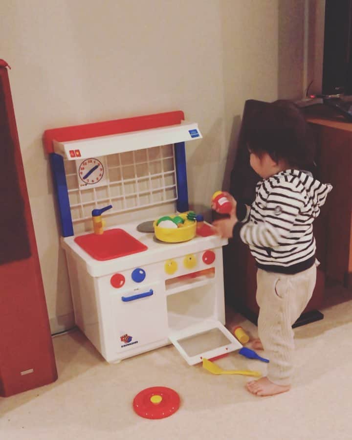 のインスタグラム：「かなり高い位置から塩胡椒しております☺️✨ 京都のじいじ、ばあばから、ひと足早く貰ったお誕生日プレゼント🎁 今、1番欲しいものを貰って、大興奮！！ 全然寝なくて、ベッドにお鍋持ってくって言い出した。 2歳の誕生日、マイキッチンが出来て良かったね☺️❤️ . . #instagood #birthday #2yearsold #ひと足早いプレゼント #kitchen #bornelnd #thanks」
