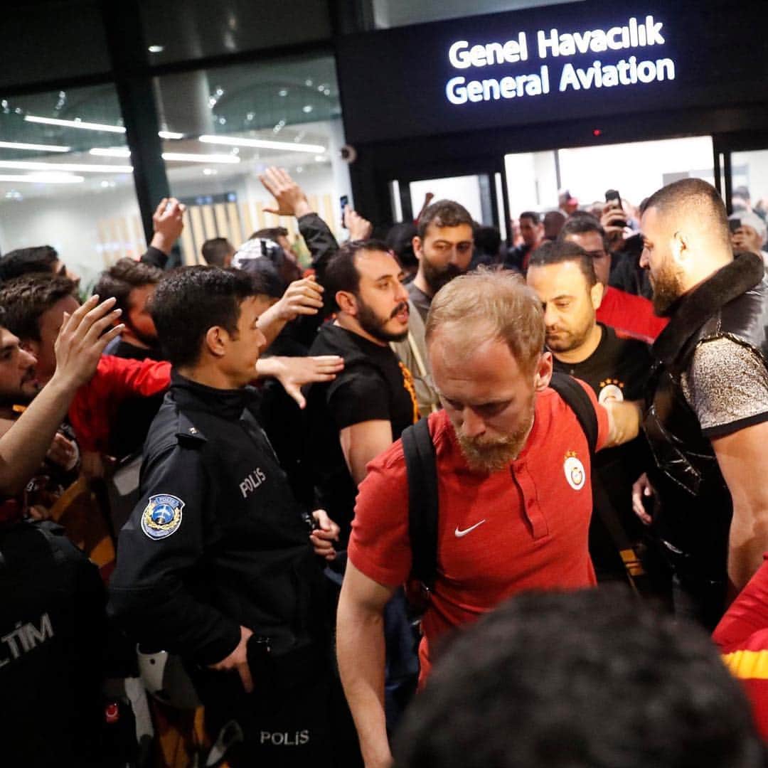 ガラタサライSKさんのインスタグラム写真 - (ガラタサライSKInstagram)「📍 İstanbul 🔥 📸 Konya deplasmanı dönüşünde taraftarımızdan muhteşem karşılama!  Teşekkürler büyük Galatasaray taraftarı! 💪」4月30日 8時28分 - galatasaray