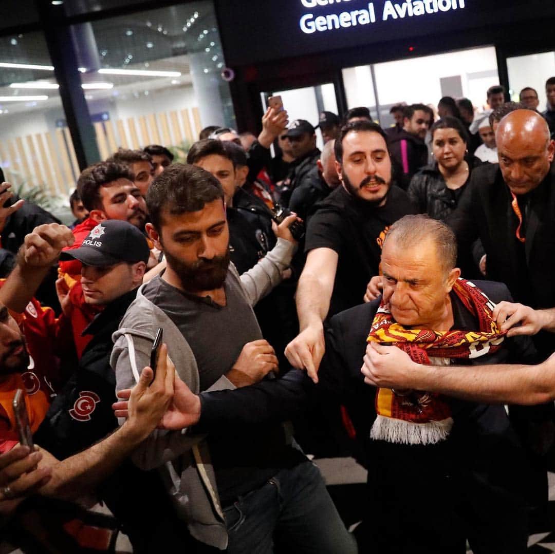ガラタサライSKさんのインスタグラム写真 - (ガラタサライSKInstagram)「📍 İstanbul 🔥 📸 Konya deplasmanı dönüşünde taraftarımızdan muhteşem karşılama!  Teşekkürler büyük Galatasaray taraftarı! 💪」4月30日 8時28分 - galatasaray
