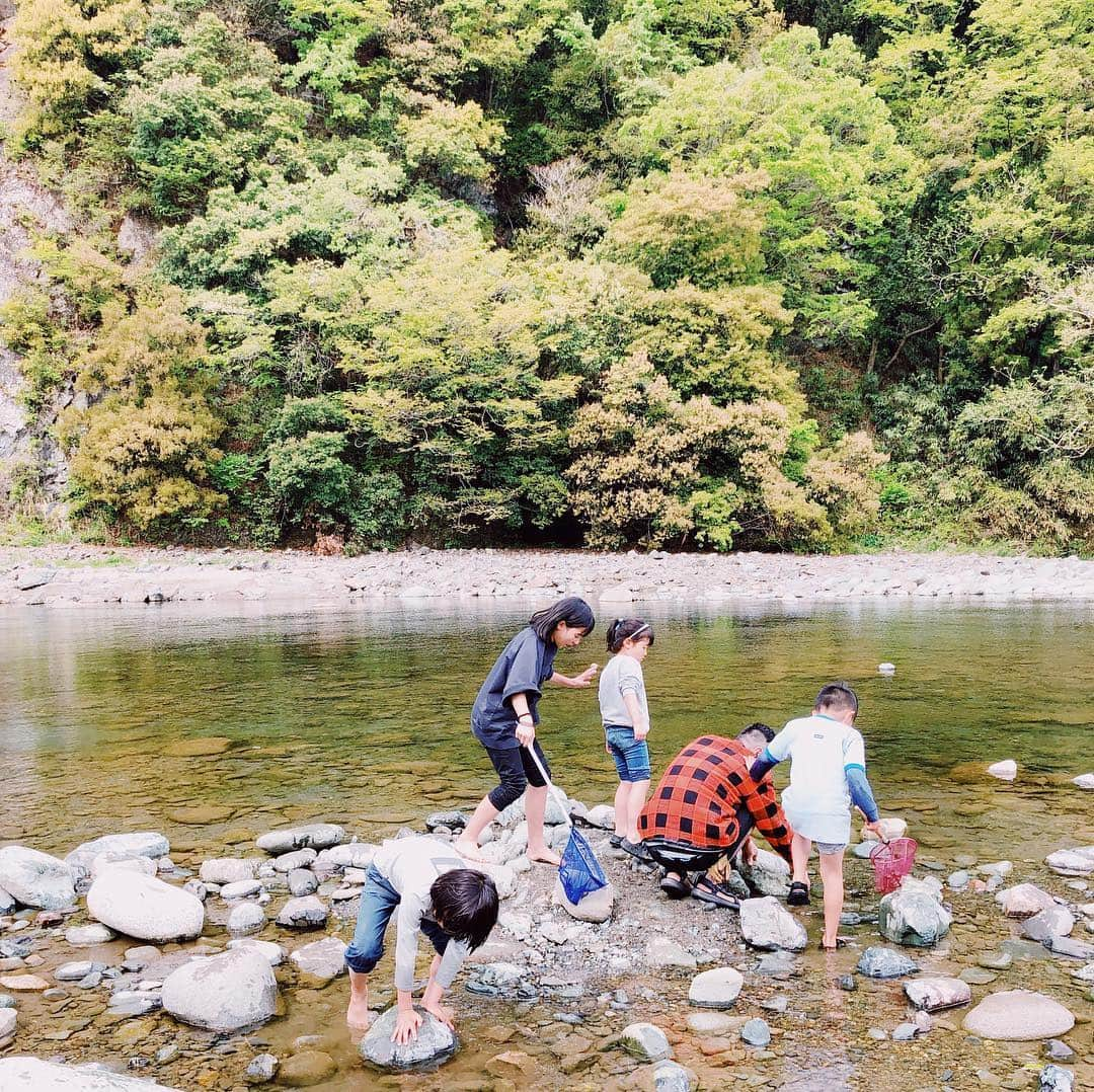 西山美希子さんのインスタグラム写真 - (西山美希子Instagram)「あいにくの天気で、3日間予定していたキャンプが中止😭その代わりに川でBBQしてきました。」4月30日 8時21分 - mariaclove