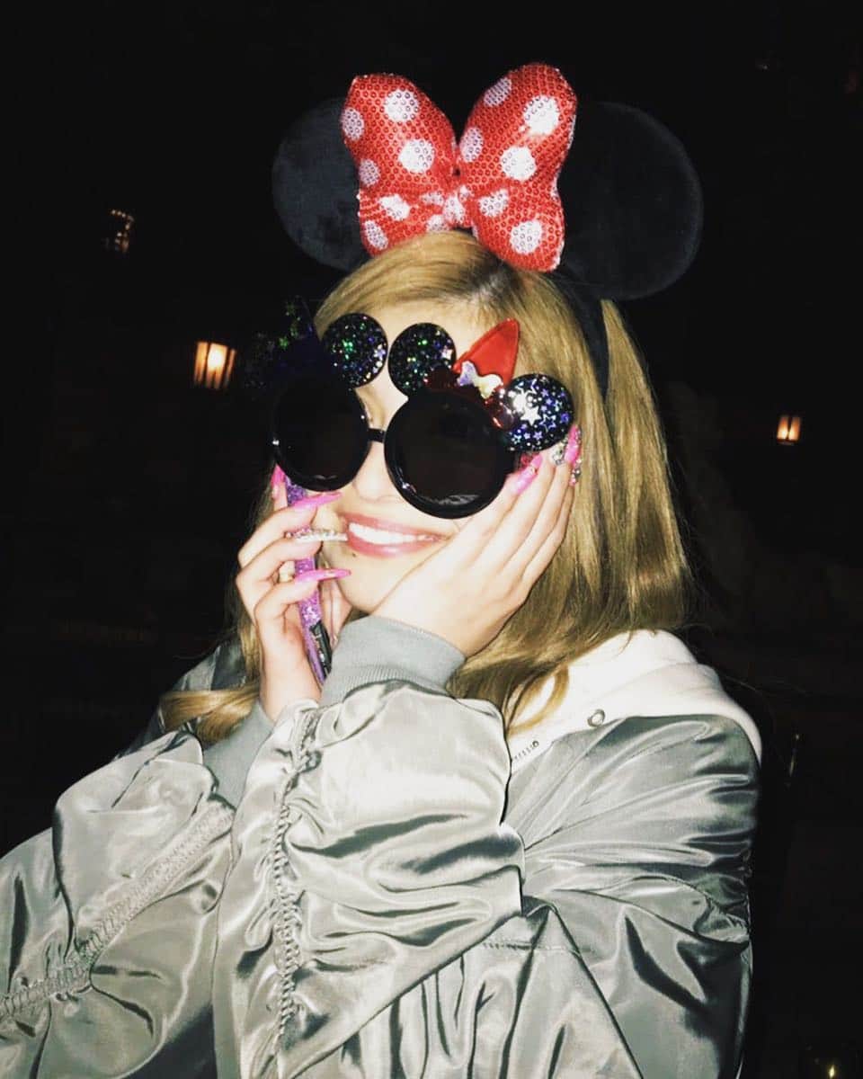 アンジェリカのインスタグラム：「お仕事行ってきます🧜‍♀️🧜‍♀️ #instafashion  #instalike  #ディズニー #disneysea #いいね返し #ノーマルカメラ #instagood  #ネイル #平成最後 #平成」