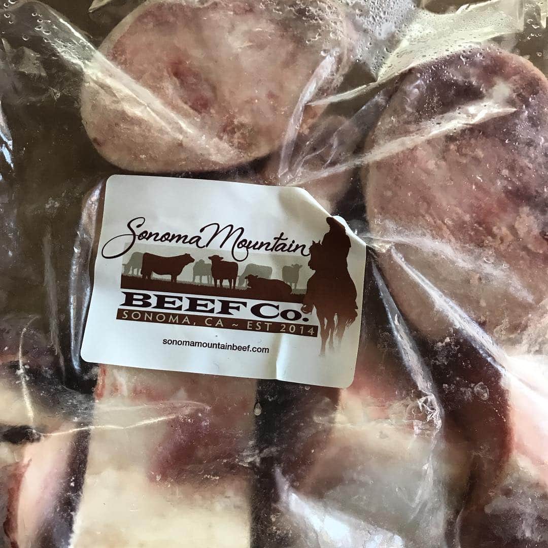 Dogs by Ginaのインスタグラム：「Sonoma Mountain Beef Co. Raw Marrow and Smoked Marrow bones now available! @sonomabeef I am so happy and to make these available to my clients. And when searching for a marrow bone to make available it was important for me to work locally with a family farm. I am a HUGE advocate of feeding marrow bones to dogs. Marrow bones are vital for healthy gums and teeth. I never brush my dogs teeth. I simply give them a bone a couple times a week.」
