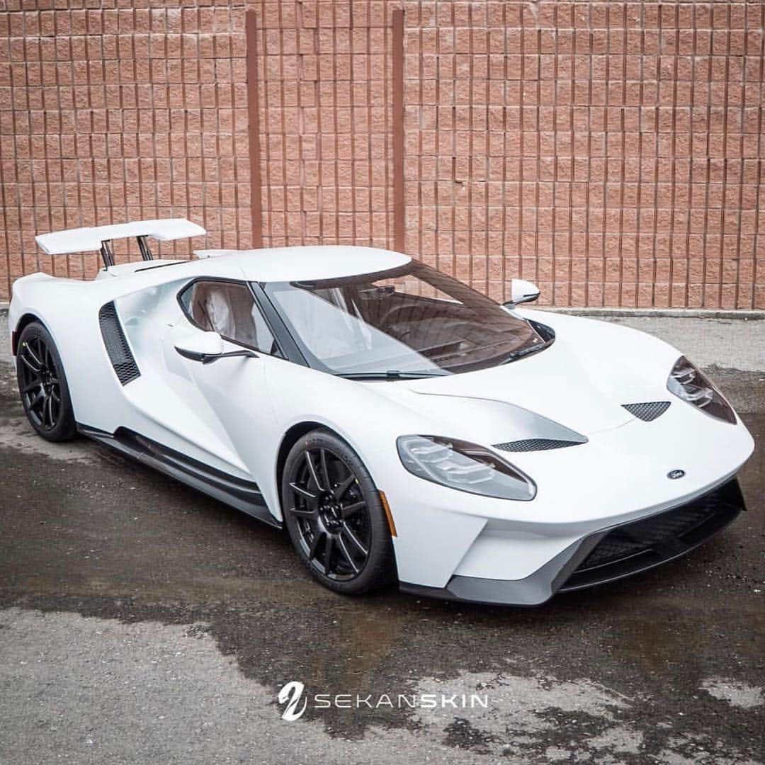 CarsWithoutLimitsさんのインスタグラム写真 - (CarsWithoutLimitsInstagram)「White Ford GT 🌬 Photo @sekanskin  #carswithoutlimits #ford #gt #wrap #toronto」4月30日 8時33分 - carswithoutlimits