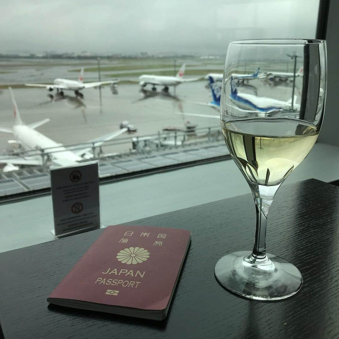 久本直美さんのインスタグラム写真 - (久本直美Instagram)「GW頂きます✈️ #平成最後の旅行#champagne#令和へ#lounge#trip」4月30日 8時39分 - naomixing