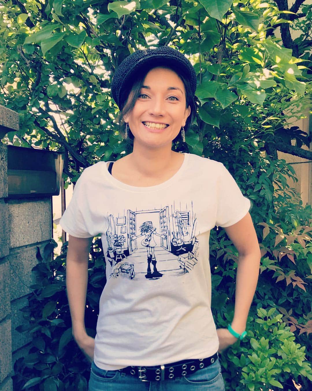 KATさんのインスタグラム写真 - (KATInstagram)「Yay for these Open door Japan tour t-shirts! 🙌🏼🙌🏼 So excited to start playing! 今年のツアー t-shirts を始めて着ました！ ツアーも今週の土曜日から、楽しみです！ I only made white this time but I’m curious, what’s your favorite T-shirt color? 皆さんは一番好きなシャツの色は何ですか？ #japantour」4月30日 8時48分 - katmcdowell
