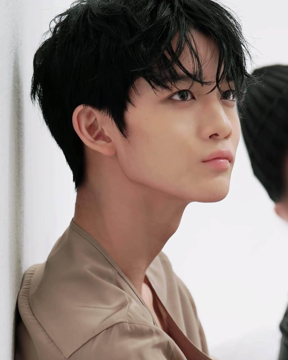 Just a girlさんのインスタグラム写真 - (Just a girlInstagram)「Bae JinYoung Allure Feb.🧡 Photoshoot Behind-the-Scene . . . . . #진영 #JinYoung #배진영#BaeJinYoung  #korean #koreanboy#맞팔 #셀스타그램 #셀카 #얼스타그램 #데일리 #선팔 #인스타그램  #l4l #f4f  #like4like #ootd  #おしゃれ #オシャレ #いいね返し #フォロー #韓国人 #韓国 #セルカ #自撮り #ファッション #フォロー」4月30日 8時50分 - cecithegirl