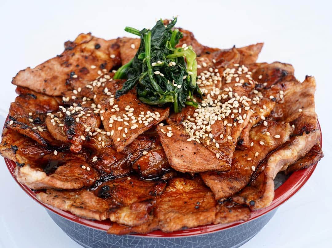 のインスタグラム：「特上豚丼 特！ 豚丼じゅじゅじゅ庵さん！  北海道の帯広豚丼を思わせる花びらがさいた様な豚丼！ うつくしや♥  お肉はとってもジューシーで、しっかりした味付け！ご飯がとめどなく進みます。 はーあぁ！ 香ばしい焼き目がたまらんね❤ 4人前、1キロ超の2ポイントメニュー👐  #よみうりランド  #ロシアン佐藤 #食フェス #おなかがすいたらモンスター  #全国ご当地肉グルメ祭」