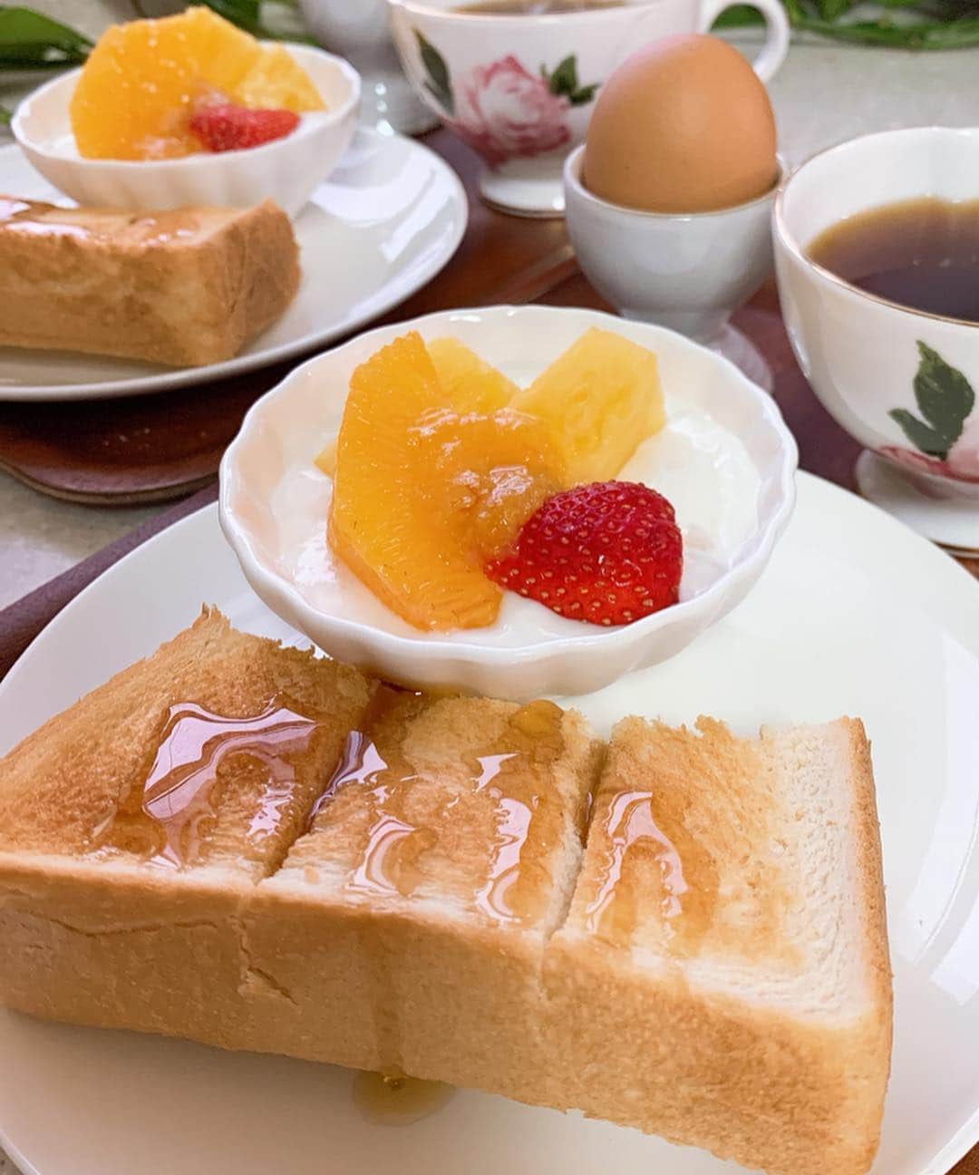 水谷雅子さんのインスタグラム写真 - (水谷雅子Instagram)「#おはよございます#モーニング#朝食 #breakfast #breakfastclub  #トースト#フルーツヨーグルト #ホットコーヒー#珈琲 おはようござます！ 今朝は雨☔️ 肌寒いです。 GW中体調崩さないように気をつけてくださいね❣️」4月30日 8時56分 - mizutanimasako