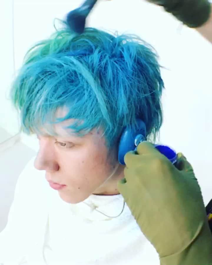 今泉亮爾のインスタグラム：「#shootinggor @sense_magazine #model  @jaszfalvimate  @elske_kage chaingeing hair color with  color powder ε=ε=ε=ε=ε=ε=┌(;￣◇￣)┘（＾ω＾）^ ^ 👹🧞‍♂️🌸🦞🦋🐸🐥👩🏻‍🎤🧞‍♂️🌸🦞🦋🐸🐥👹 #Hair @ryojiimaizumi」
