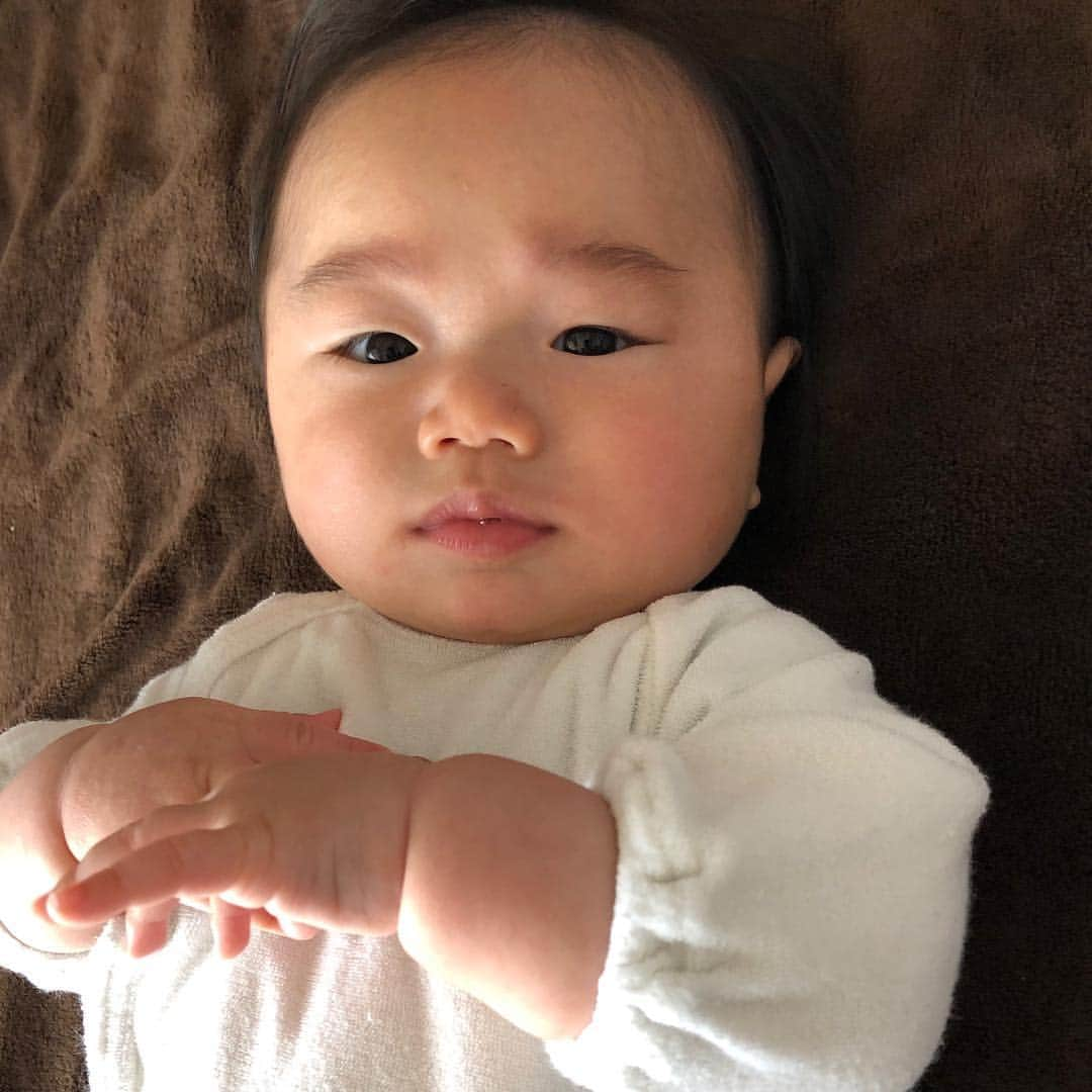 小林真樹子のインスタグラム：「おはようございます😊 この子たちが生まれた時代にピリオドが打たれるのね。なんて少し感慨深い朝でした。ありがとう平成✨ . お天気がイマイチなので予定変更でお家時間になりそうです。少しでもスッキリきれいにして新しい時代を迎えられたら✨ . 皆さんも素敵な一日をお過ごしください💕  #4ヶ月baby  #4歳 #2人育児 #ありがとう平成 #GWは断捨離と片付け頑張るぞ #次男はもうすぐで寝返りできそう」