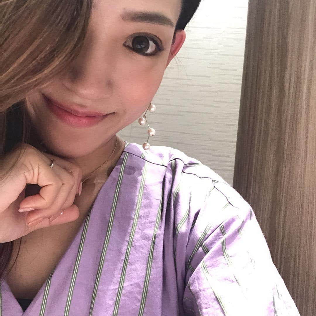 那須愛里さんのインスタグラム写真 - (那須愛里Instagram)「〝loutus〟﻿ ロータスデザインのピアス﻿ このワンピースにぴったり‼︎💜﻿ ﻿ このカクカクしたパールの感じがめずらしくて お気に入りです☺︎︎﻿ ﻿ ﻿ ﻿ 夏に近づくといろんなピアスが﻿ したくなります🏝﻿ ﻿ でも、少し金属アレルギーだから﻿ いい対策ないかいろいろ調べてるところ🤔💭﻿ 何か良い対策あったら教えてほしいなっ﻿ ﻿ #lotus_design_official﻿ #loutus #pierce﻿ #ロータス #ピアス﻿ #アクセサリー好き ﻿」4月30日 0時03分 - aaairixoxo