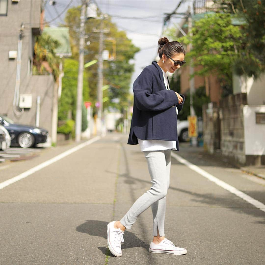 大日方久美子さんのインスタグラム写真 - (大日方久美子Instagram)「・ Today's  Outfit ☆ ・ Jacket → #nehera Top → #gallardagalante  Leggings → #damefrank Shoes → #converse  Bag → @cookiechocolate_official (GW明けに発売予定) ・ ・ カジュアルジャケットにレギンスで海へ🏄‍♀️ ・  ロウの写真をちゃんと残しておきたくてカメラを新調したので、試しに撮ってもらったら、めっちゃ綺麗😳✨ ・ ・ #kumicloset」4月30日 0時04分 - kumi511976