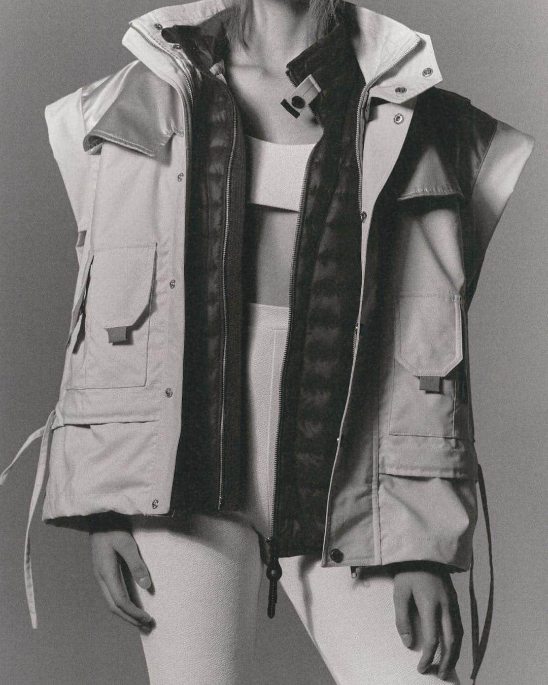 のインスタグラム：「@elle_nl interpretation of the Parajumpers Day Tripper series! - Styled by: @thomas_vermeer . . . #Parajumpers #PJS #Pjsfriends #spring #summer #springlayers #gilet #vest #travel #adventure #womenswear #fashion #explore #sun #Elle #Streetstyle #springsummer #ss19 #springsummer19 #jacket #ellenl #magazine #editorial #DAYTRIPPER」