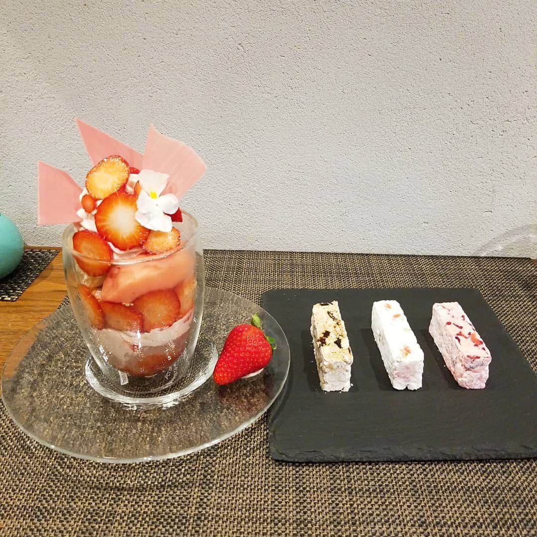 今堀恵理さんのインスタグラム写真 - (今堀恵理Instagram)「平成最後のFavorite foodは @seiichiro.nishizono 王子様の作った限定のイチゴ🍓パフェ  宇宙１美味しいパフェだよ～😍 １つ１つ丁寧に作られた素晴らしい味の組み立て 天才だよね 今夜は　@papetto100　さん、　@cake_ravissante ちゃんと行きました  ケーキも食べました❤ 最近食べた誠一郎王子様のケーキもまとめて出します 私の誕生日ケーキもスペシャルなのを作って頂きました✨ショートケーキも感動の味でした 大好き💓♥️❤️ です  私の今日のワンピースは @primascherrer psc311-0124 『 #令和 を記念して✨クーポンイベントやってた❣お得にGetできるみたいだから見てみてね♡』 ＜開催期間＞ 4/30(火)10:00～ 5/6(月)11:59  イベント内容は #hello令和 ✨4種のクーポンイベント ￥15,000以上お買い上げで￥1,500off ￥10,000以上お買い上げで￥1,000off ￥5,000以上お買い上げで￥500off ￥3,000以上お買い上げで￥300off  ピアスは　@prettie 　のです  #primascherrer #prima_lady #pr #イチゴパフェ #ルビーチョコレート　#パルフェ　#イチゴ　#seiichironishizono #限定　#フレジェ 　#スイーツ好き #冷たいお菓子 　#ローズの香り　#フランス菓子　#イケメンすぎ　#イケメンパティシエ　#セイイチロウニシゾノ」4月30日 0時07分 - eriimahori