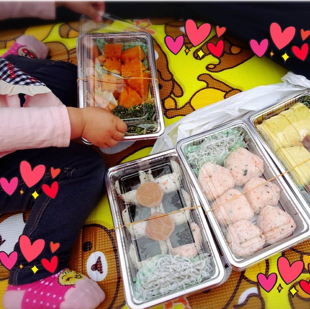 小泉エリのインスタグラム：「‪ピクニックというものに憧れて、慣れないお弁当を作りました😗‬ ‪適当に入れるとフタが閉まらず、悪戦苦闘･･･‬ ‪謎の空間が空いてしまい、入れるものがなくしらすで埋めました🤣‬ ‪いつか作らないといけないかもしれない娘のお弁当、不安で仕方がないですが外で食べるとなぜか美味しかったです😍‬ そんな4/30今日は平成最後の日😆 思い出がたくさんの名古屋に行きます😋 大須演芸場で、お笑いライブのMCをさせてもらいます🥰 14:30からと17:30からの2ステージです❣️ 当日券も出るそうなので、お待ちしています💕 でも、名古屋もお天気が悪そうなので来ていただける皆さんくれぐれもお気をつけてお越しくださいね😣 お会い出来るの楽しみにしてまーす😽」
