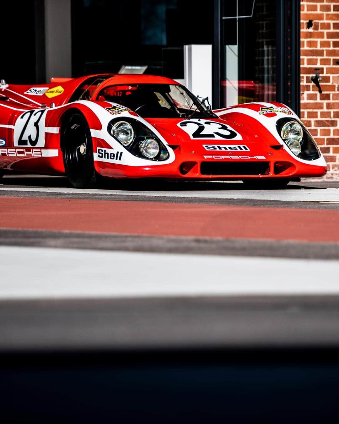 Porscheさんのインスタグラム写真 - (PorscheInstagram)「Watch the whole 917 family united in front of Werk 1 in Zuffenhausen. The @Porsche.Museum staged all generations of the legendary race car including the restored 917-001 right where the race department used to be situated back in the days. (📷: @remidargegenphotographies) #917 #Porsche917 #PorscheRacing #PorscheMuseum #Porsche」4月30日 0時18分 - porsche