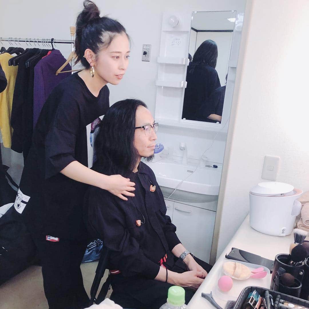 堀正輝のインスタグラム：「前後しましたが、昨日は神山くんの初ワンマンでした🥁写真は最近よく一緒になるベーシストおシゲ先輩&ヘアメイクくじちゃん」