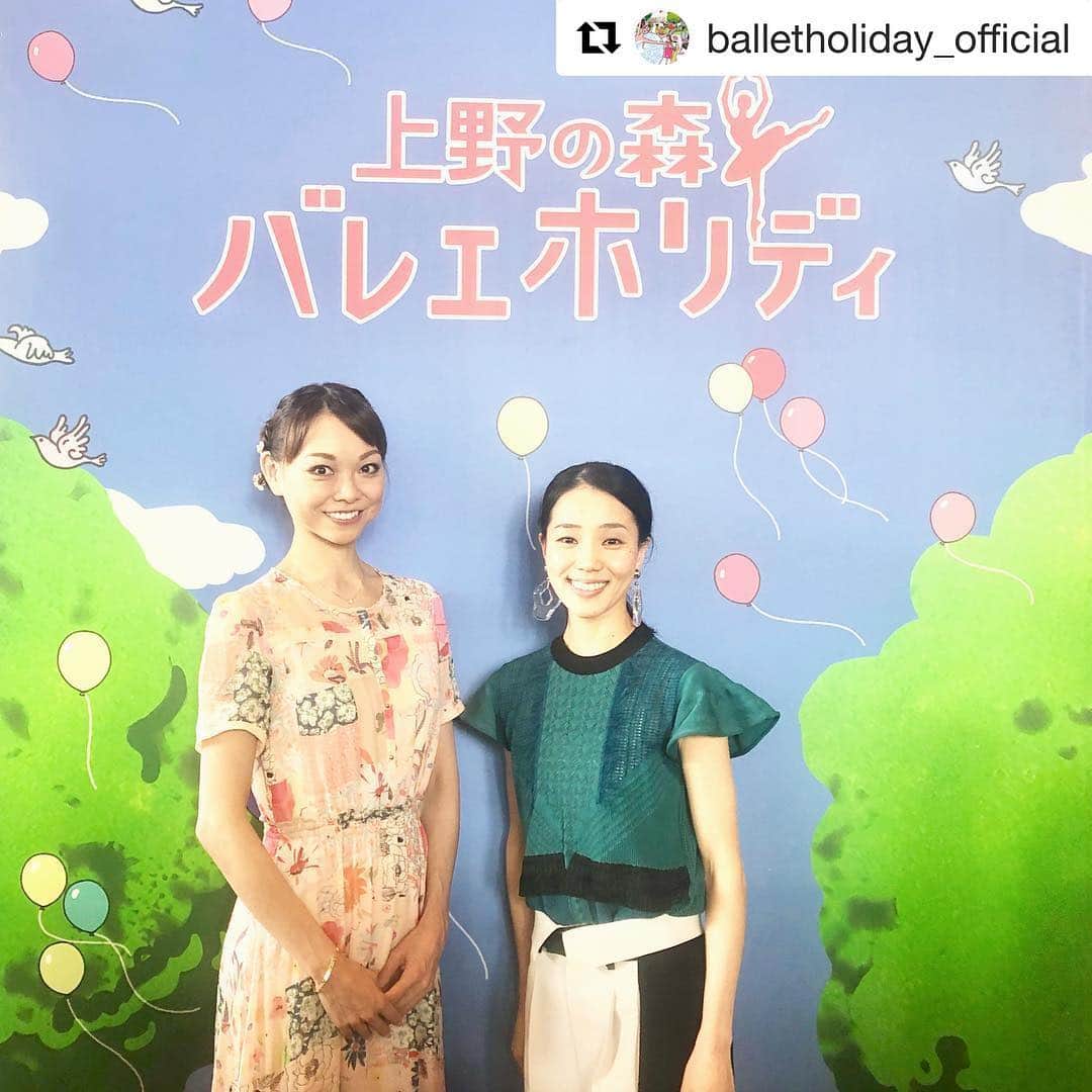 上野水香さんのインスタグラム写真 - (上野水香Instagram)「終演後、着替えて小野絢子さんとのトークショーがありました。 普段は違うバレエ団で踊っていますが、異なるところ、共通点などすべてが共感できたと同時に、すてきな刺激をいただきました😊 Talk-show with #ayakoono from @newnationaltheatretokyo  #Repost @balletholiday_official with @get_repost ・・・ #上野の森バレエホリデイ 先程小ホールでは 「プリマ・バレリーナの語る #白鳥の湖 」が終了！満場の客席から時折笑い声も溢れる和やかなトークイベントとなりました。終了後に上野水香さん、小野絢子さんの2人でホリデイの看板をバックにツーショット♫」4月30日 0時12分 - mizukaueno