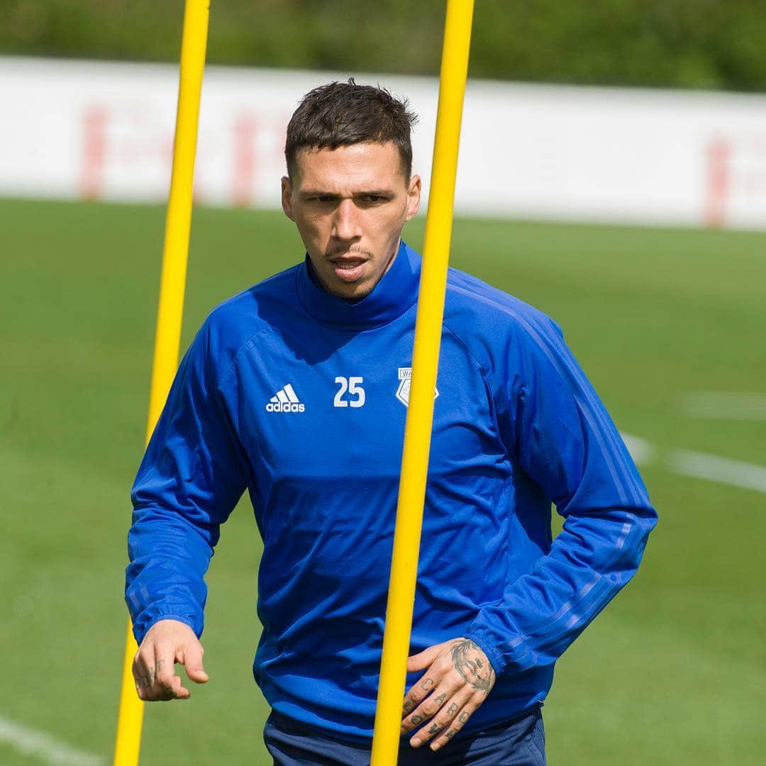 のインスタグラム：「Focus - 3 more finals. #watfordfc #focus #playtowin #football #premierleague #nikefootball」