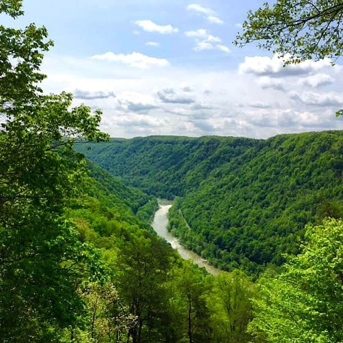 アメリカ内務省さんのインスタグラム写真 - (アメリカ内務省Instagram)「Flowing north through the longest gorge in the Appalachian Mountains, the New River is actually one of the continent’s oldest rivers. #NewRiverGorge National River protects over 70,000 acres of land along 53 miles of the #NewRiver in #WestVirginia, from rolling mountains and craggy cliffs to deep forests and teeming wetlands. The park’s waters support a fascinating aquatic ecosystem that includes distinct populations of native fish, mussels, crayfish, rare amphibians, reptiles, birds and mammals. Photo @NewRiverNPS by National Park Service. #travel #FindYourPark #usinterior」4月30日 0時20分 - usinterior