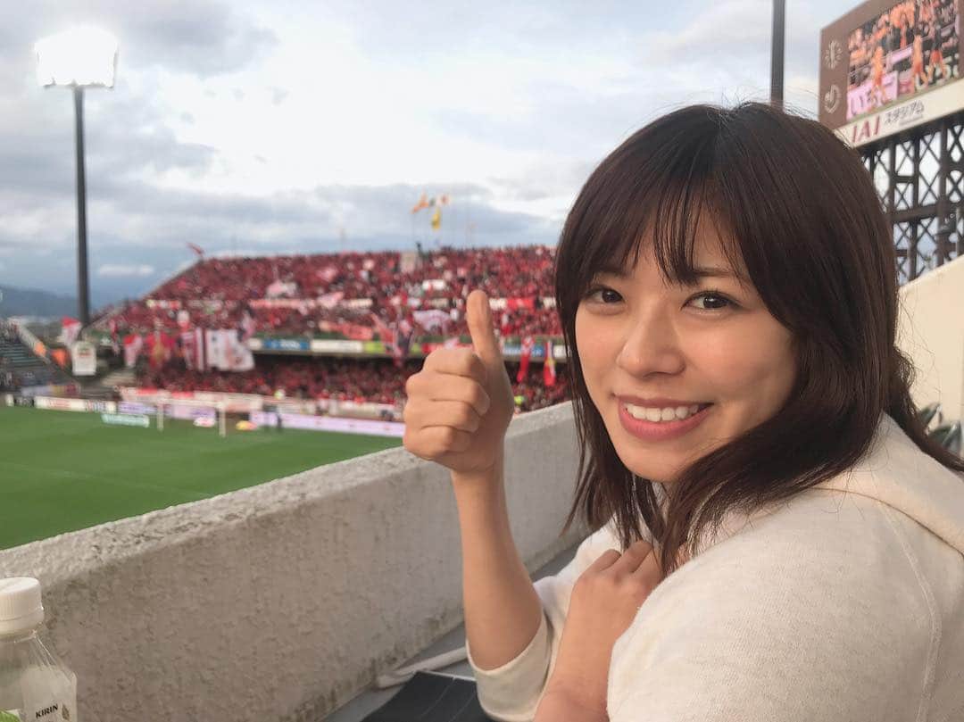 わちみなみのインスタグラム：「清水エスパルス戦﻿ 2-0でレッズの勝利⭐️﻿ ﻿ 平成最後の試合での勝利❗️﻿ しかも﻿ 平成最後のゴールは興梠選手が決めましたね🥅﻿ ﻿ ハードなスケジュールの中本当にすごい✨﻿ ﻿ 前半から失点はなく✨﻿ ﻿ 山中選手から興梠選手からのマウリシオ選手の﻿ シュートで先制🌼 ﻿ ﻿ 途中﻿ 相手チームのシュートが﻿ ポストに当たってはらはらしましたが、、﻿ ﻿ 試合終了間際に途中出場の汰木選手から﻿ 興梠選手の平成最後のゴール🥅﻿ ﻿ とにかく、、﻿ 勝って嬉しい🥰 ﻿ この試合は﻿ 浦和レッズのオフィシャル応援バスツアーで﻿ 日本平へ向かったので🚌﻿ 帰り道はみんなで喜びながら帰れました😆﻿ ﻿ いつも水内さんしか横にいないので笑﻿ 大人数で喜ぶのは楽しかった☀️﻿ ﻿ #浦和レッズ﻿ #清水エスパルス﻿ #日本平﻿ #さようなら平成﻿ #わちみなみ #ぐー」